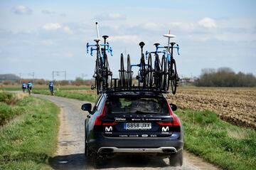 Los ciclistas del equipo Movistar, con Landa, Valverde y Quintana a la cabeza, reconocieron la etapa 9 del Tour de Francia que tendrá 15 tramos de adoquines.