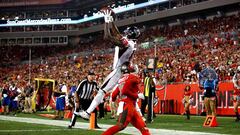 TAMPA, FL - NOVEMBER 3: Wide receiver Julio Jones #11 of the Atlanta Falcons hauls in a 3-yard touchdown pass from quarterback Matt Ryan in front of cornerback Vernon Hargreaves #28 of the Tampa Bay Buccaneers during the third quarter of an NFL game on November 3, 2016 at Raymond James Stadium in Tampa, Florida.   Brian Blanco/Getty Images/AFP
 == FOR NEWSPAPERS, INTERNET, TELCOS &amp; TELEVISION USE ONLY ==