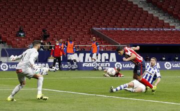 Luis Suárez marca el 1-0 al Alavés. 