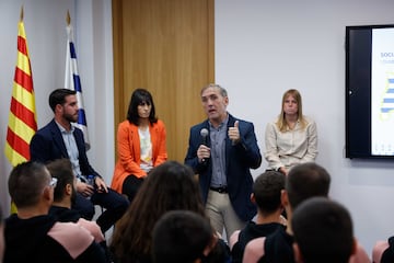 Fran Garagarza, flanqueado por Jaume Milà, Carol Miranda y Aida Uceda.