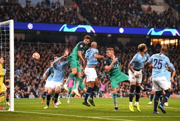 4-3. Fernando Llorente marcó el tercer gol. La jugada fue revisada por el VAR.