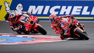 Balatonfokajar (Hungary), 22/08/2025.- Ducati Lenovo rider Marc Marquez (R) of Spain and Honda HRC Castrol rider Luca Marini of Italy in action during the first free practice session for the Motorcyling Grand Prix of Hungary at the Balaton Park Circuit in Balatonfokajar, Hungary, 22 August 2025. (Motociclismo, Hungría, Italia, España) EFE/EPA/Boglarka Bodnar HUNGARY OUT