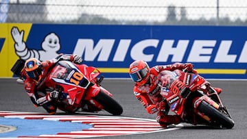 Marc Márquez, piloto de Ducati, rueda por delante de la Honda de Luca Marini en MotoGP.