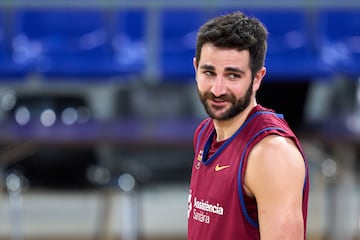 El ex jugador de la NBA Ricky Rubio participa en una sesión de entrenamiento del FC Barcelona en el Palau Blaugrana el 30 de enero de 2024 en Barcelona, España. 