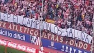 Ir&oacute;nica pancarta en el Calder&oacute;n: &ldquo;LFP: el campe&oacute;n os saluda&rdquo;.  La grada atl&eacute;tica no se olvida de la Gala de Premios de la Liga, que s&oacute;lo ha galardonado a un rojiblanco, Simeone, entre los mejores de la temporada pasada.