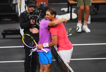 Carlos Alcaraz y Rafa Nadal se abrazan tras finalizar el partido de exhibición.