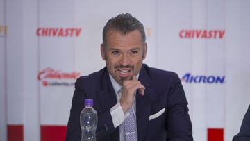 Higuera ha sido la mano derecha de Vergara en los últimos tiempos, por lo que podría ser tan responsable de la situación que vive Chivas. Gran parte de los errores marcados en la lista, cuentan con la participación de Higuera, quien es para más de un aficionado del club rojiblanco, el verdadero problema de la institución.