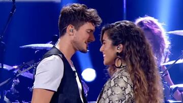 Carlos Right y Julia Medina al terminar de cantar 'Mi historia entre los dedos' en la segunda gala de 'Operación Triunfo 2018'