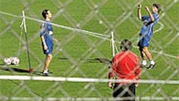 <B>UN RATO DE OCIO</B>. Paredes permitió un ligero respiro a los suyos. Luis García y Albertini lo aprovecharon.