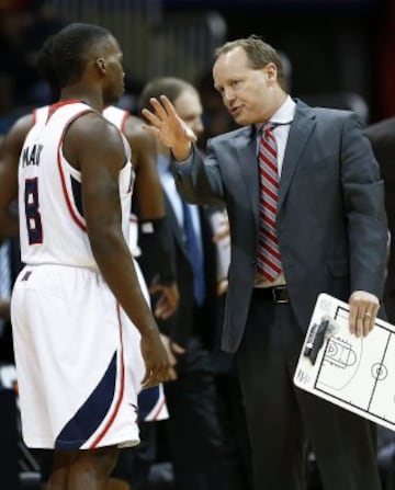 El entrenador de los Hawks, Mike Budenholzer, habla con Shelvin Mack.