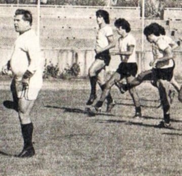 El húngaro, considerado entre los mejores jugadores de la historia, dirigió a Colo Colo en 1977 sin gran éxito. 