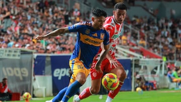 Javier Aquino (L) of Tigres fights for the ball with Johan Rojas (R) of Necaxa during the 10th round match between Necaxa and Tigres UANL as part of the Liga BBVA MX, Torneo Clausura 2025 at Victoria Stadium, on March 01, 2025 in Aguascalientes, Mexico.