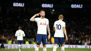 Soccer Football - Premier League - Tottenham Hotspur v Everton - Tottenham Hotspur Stadium, London, Britain - October 15, 2022 Tottenham Hotspur's Pierre-Emile Hojbjerg celebrates scoring their second goal Action Images via Reuters/John Sibley EDITORIAL USE ONLY. No use with unauthorized audio, video, data, fixture lists, club/league logos or 'live' services. Online in-match use limited to 75 images, no video emulation. No use in betting, games or single club /league/player publications. Please contact your account representative for further details.