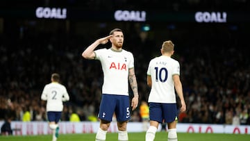 Soccer Football - Premier League - Tottenham Hotspur v Everton - Tottenham Hotspur Stadium, London, Britain - October 15, 2022 Tottenham Hotspur's Pierre-Emile Hojbjerg celebrates scoring their second goal Action Images via Reuters/John Sibley EDITORIAL USE ONLY. No use with unauthorized audio, video, data, fixture lists, club/league logos or 'live' services. Online in-match use limited to 75 images, no video emulation. No use in betting, games or single club /league/player publications.  Please contact your account representative for further details.