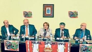 <b>PRESENTACIÓN. </b>Germán, Novoa, Fernández Porrón, Fernández Felgueroso, Cuesta, Valentin Ormeño y Preciado, en la mesa.