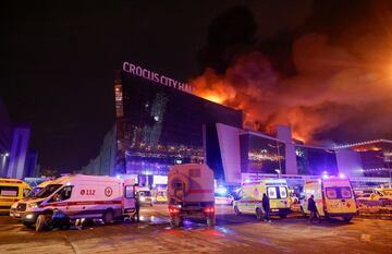 El Crocus City Hall, a las afueras de Moscú, en llamas tras el atentado perpetrado por un grupo de personas vestidas camuflaje y armas de asalto.