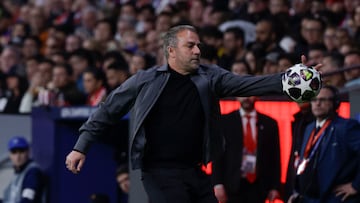 MADRID, 14/04/2026.- El entrenador del FC Barcelona, Hansi Flick, durante el encuentro correspondiente a la vuelta de los cuartos de final de la Liga de Campeones que disputan este martes Atlético de Madrid y FC Barcelona en el estadio Metropolitano, en Madrid. EFE/ Juanjo Martín