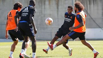 Marcelo, primero por la derecha, y Mendy (el segundo por la izquierda y de espaldas) se entrenaron al mismo ritmo que sus compañeros.