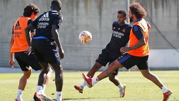 Marcelo, primero por la derecha, y Mendy (el segundo por la izquierda y de espaldas) se entrenaron al mismo ritmo que sus compa&ntilde;eros.