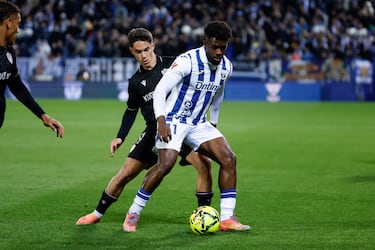 Por fin Duk de delantero centro