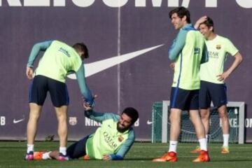 El centrocampista turco del FC Barcelona Arda Turan durante la sesión de entrenamiento del FC Barcelona