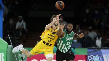 Doornekamp y Brown luchan por el balón durante el Coosur Betis-Lenovo Tenerife.