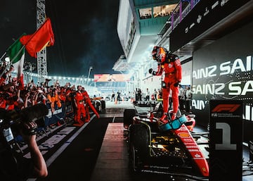 Alegría de Carlos Sainz tras proclamarse campeón del Gran Premio de Singapur. De esta forma el piloto español consigue sus segunda victoria en la Fórmula 1.