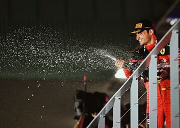 Alegría de Carlos Sainz tras proclamarse campeón del Gran Premio de Singapur. De esta forma el piloto español consigue sus segunda victoria en la Fórmula 1.