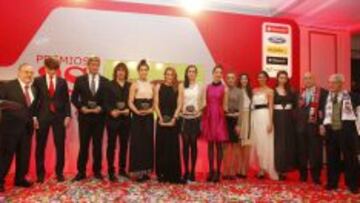 2014. Relaño posa con todos los premiados: Belmonte, Marín, la selección de gimnasia rítmica, Salvadores, Puyol y Pellegrini.