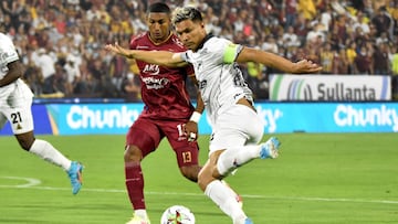 IBAGUE - COLOMBIA, 23-02-2022: Juan Camilo Angulo del Tolima disputa el bal&Atilde;&sup3;n con Teofilo Gutierrez del Cali durante partido entre Deportes Tolima y Deportivo Cali por la final vuelta como parte de la SuperLiga BetPlay DIMAYOR 2022 jugado en 