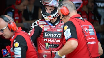 Pecco Bagnaia sale del box de Ducati en MotoGP.
