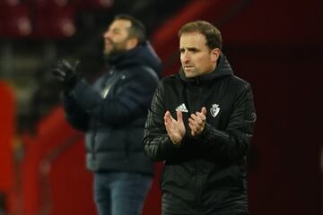El t¨¦cnico vizca¨ªno, con el equipo salvado y un a?o m¨¢s de contrato firmado, est¨¢ preparado para superar en el banquillo de Osasuna su racha m¨¢s longeva como entrenador en un mismo club. Centenario ya en el Numancia en Segunda (138 partidos) ha coleccionado ya 126 apariciones con el cuadro rojillo: 42 en la divisi¨®n de plata y 84 en Primera. Su nombre ya est¨¢ inscrito en la historia del centenario club. Ya ha superado a t¨¦cnicos que hab¨ªan hecho historia como Udiroz (101), Mendilibar (102), Camacho (105) y Ziganda (106)... pero todav¨ªa resulta inalcanzable Pedro Mari Zabalza que lleg¨® a los 340 encuentros. Arrasate sustituy¨® en el banquillo rojillo a Diego Mart¨ªnez.