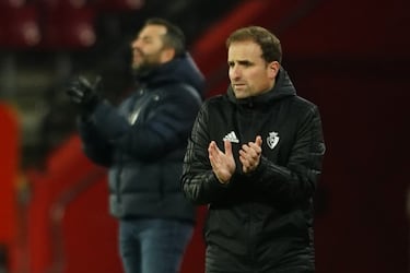 El técnico vizcaíno, con el equipo salvado y un año más de contrato firmado, está preparado para superar en el banquillo de Osasuna su racha más longeva como entrenador en un mismo club. Centenario ya en el Numancia en Segunda (138 partidos) ha coleccionado ya 126 apariciones con el cuadro rojillo: 42 en la división de plata y 84 en Primera. Su nombre ya está inscrito en la historia del centenario club. Ya ha superado a técnicos que habían hecho historia como Udiroz (101), Mendilibar (102), Camacho (105) y Ziganda (106)... pero todavía resulta inalcanzable Pedro Mari Zabalza que llegó a los 340 encuentros. Arrasate sustituyó en el banquillo rojillo a Diego Martínez.