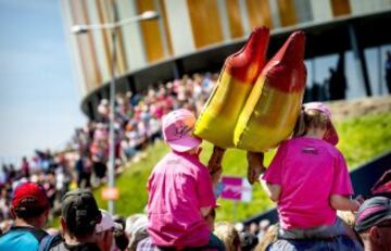 Dos niños esperan a que pasen los ciclistas en la primera etapa del Giro de Italia, en Apeldoorn, Holanda.