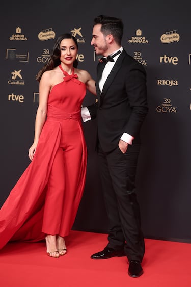 La empresaria Verónica Díaz y el escritor Javier Castillo posan en la alfombra roja de los Premios Goya.