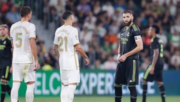 ELCHE, SPAIN - OCTOBER 19: Omar Mascarell of Elche Gonzalo Verdu of Elche Karim Benzema of Real Madrid  during the La Liga Santander  match between Elche v Real Madrid at the Estadio Manuel Martinez Valero on October 19, 2022 in Elche Spain (Photo by David S. Bustamante/Soccrates/Getty Images)