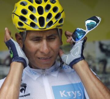 Nairo Quintana se coloca el casco para la etapa de hoy.