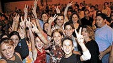 <b>ÍDOLO.</B> Valverde rodeado por sus vecinos de Las Lumbreras.