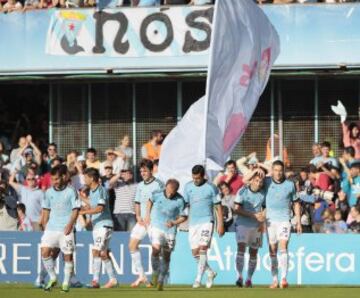 Los jugadores celebran el 1-0 de Charles. 