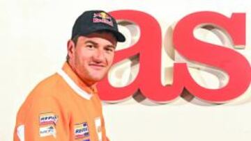 <b>DIEZ KILOS DE SONRISAS. </b>Marc posa en la redacción de AS con su trofeo como ganador del Dakar, que pesa diez kilos y le hace sonreír desde que lo conquistó en Argentina.