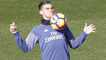 Pepe controla un bal&oacute;n en el entrenamiento.