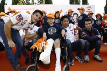 Los pilotos del equipo Repsol Honda de MotoGP, Marc Márquez y Dani Pedrosa, y los de trial, Toni Bou, Takahisa Fujinami y Jaime Busto, hicieron hoy las delicias de los alumnos del colegio sevillano St. Marys School.