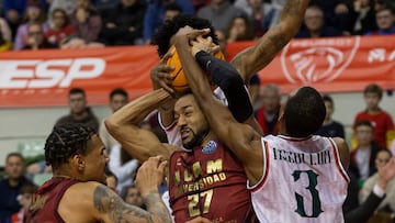 El alero de UCAM Murcia Sadiel Rojas (c) lucha por el balón con el base del Pinar Karsiyaka Errick McCollum (d), durante el partido de Liga de Campeones que UCAM Murcia y Pinar Karsiyaka están disputando este martes en el Palacio de los Deportes de Murcia.