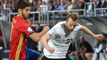 Krakow (Poland), 30/06/2017.- Marco Asensio (L) of Spain in action against Maximilian Arnold (R) of Germany during the UEFA European Under-21 Soccer Championship final match between Spain and Germany in Krakow, Poland, 30 June 2017. (España, Cracovia, Polonia, Alemania) EFE/EPA/JACEK BEDNARCZYK POLAND OUT