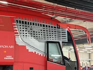 La luna del autobús del Atleti, rota por la afición del Barcelona en el Camp Nou.