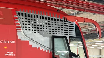 La luna del autobús del Atleti, rota por la afición del Barcelona en el Camp Nou.