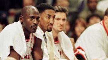 Kukoc (derecha), en el banquillo detr&aacute;s de Michael Jordan y Scottie Pippen.