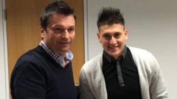 Nicolás Castillo después de firmar su contrato por el Mainz.