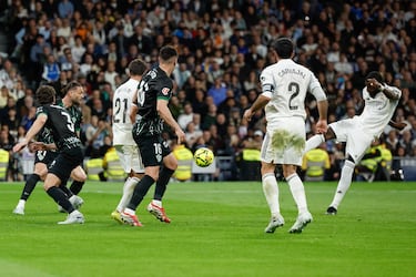 1-0. Falta indirecta que toca Vinicius a Federico Valverde, el uruguayo lanza un misil con la derecha y despeja como puede Matías Dituro. Tras varios rechaces en el área ilicitana, el balón le cae a Antonio Rüdiger que remata según le llega para anotar el primer tanto.