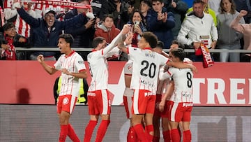 GIRONA (CATALUÑA), 06/04/2026.- Los jugadores del Girona celebran un gol en propia del Villarreal durante el partido de la jornada 30 de LaLiga EA Sports que disputan el Girona FC y el Villarreal CF este lunes, en el Estadio Montilivi de Girona (Cataluña). EFE/ David Borrat